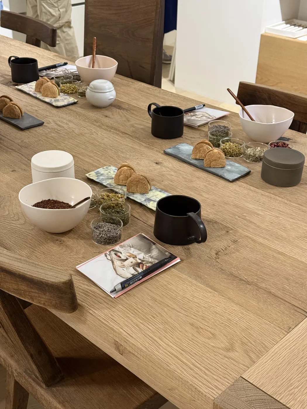 회사힐링프로그램 다과와 티 도구를 올린 사내 클래스 테이블